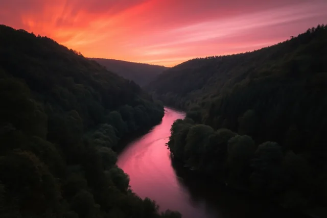 Roze licht langs de rivier