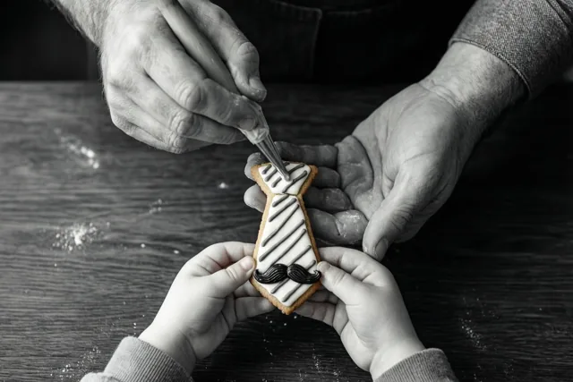 Samen koekjes voor papa versieren