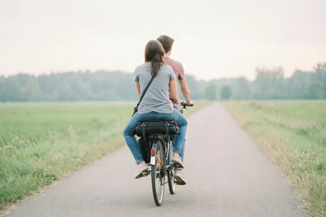 Eén fiets twee kameraden