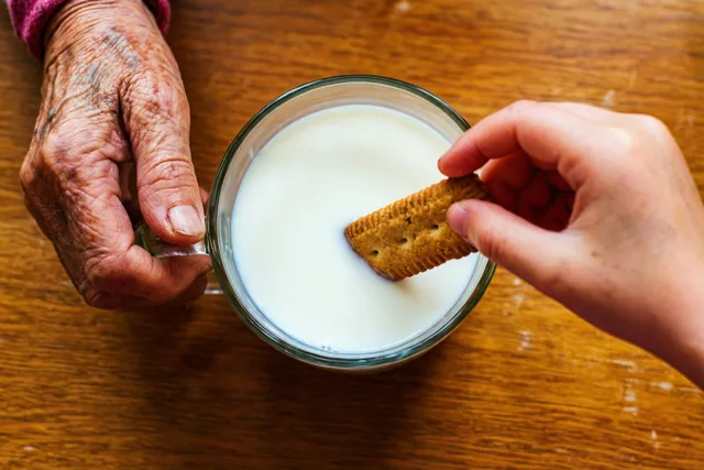 Een koekje delen met oma