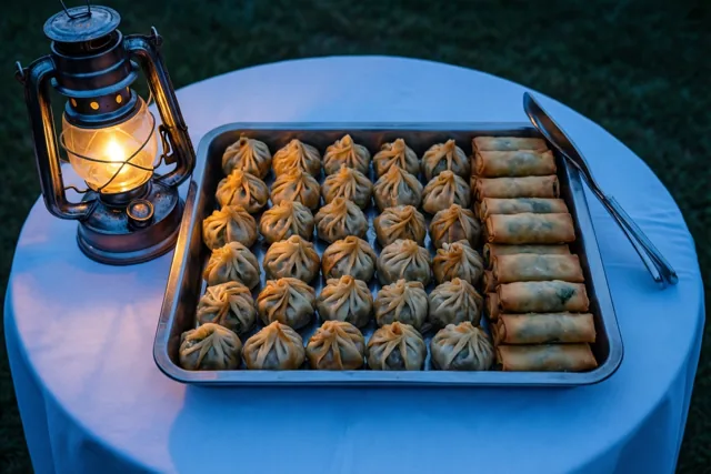 Feesthapjes in de avondlucht