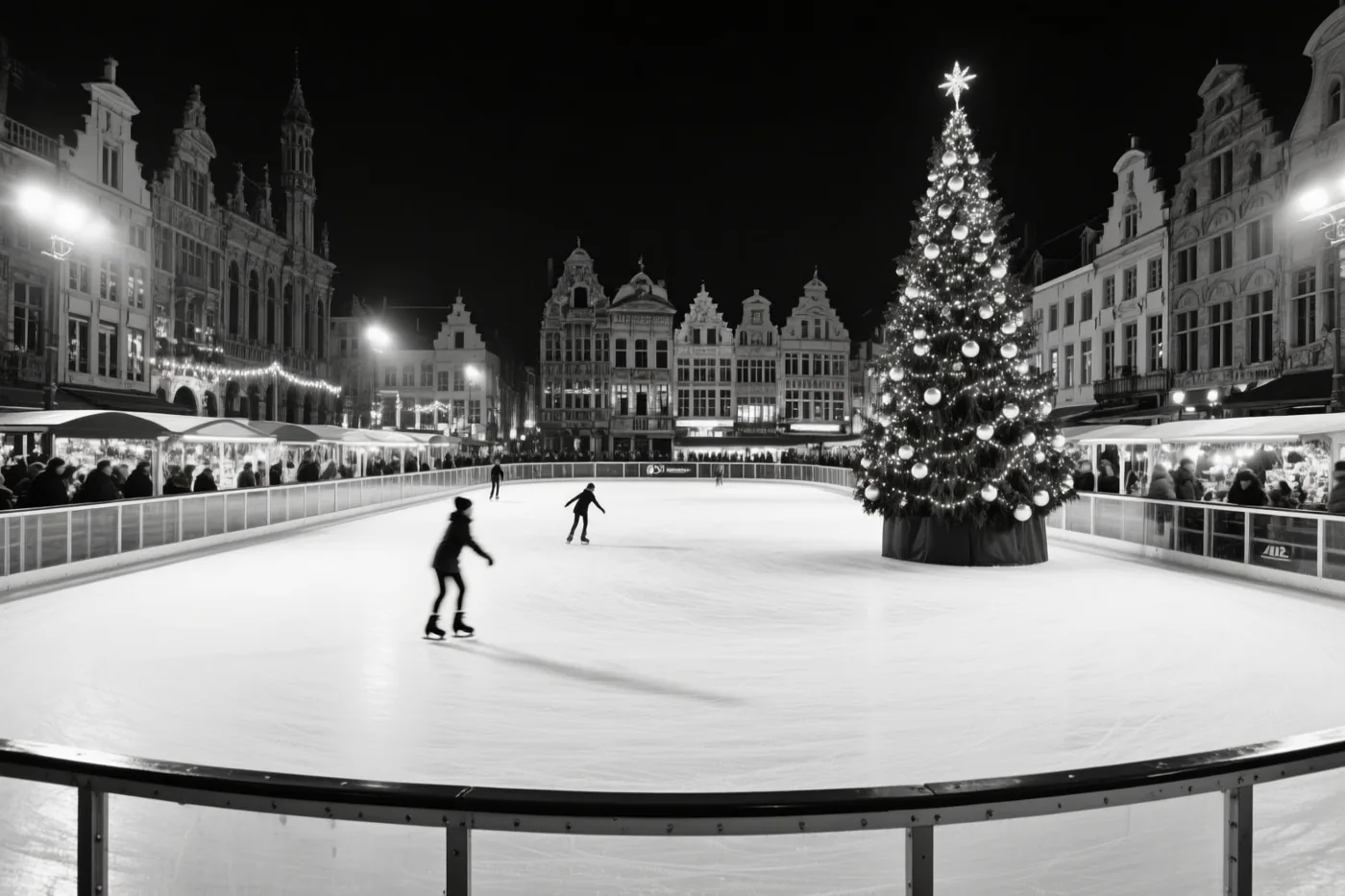 Een zwart-witfoto toont een nachtelijke ijsbaan op een Belgisch marktplein met schaatsers, een grote verlichte kerstboom, historische gebouwen en feestelijke kraampjes.