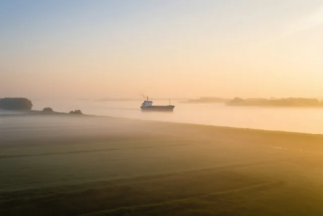Een schip in morgenlicht