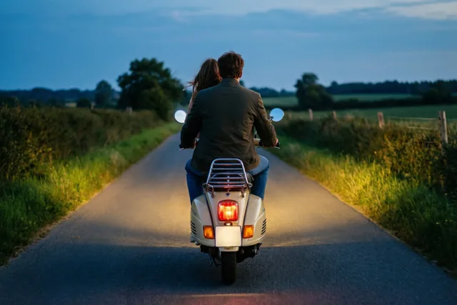 Met jou achterop de scooter
