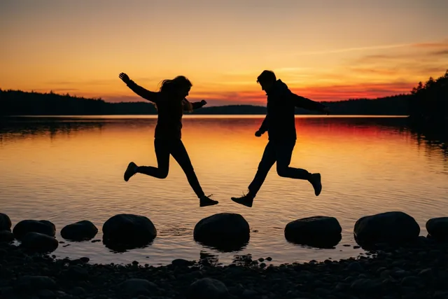 Samen springen bij zonsondergang