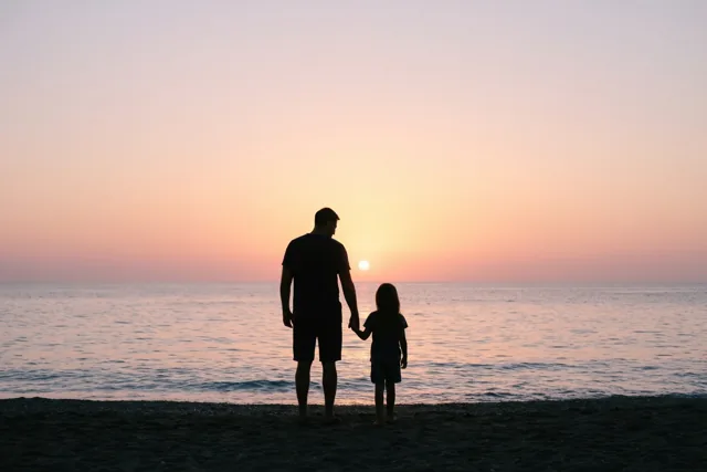 Hand in hand aan zee, papa