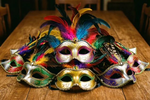 Een stapel rijk versierde kleurrijke maskers met bonte veren ligt op een houten tafel.