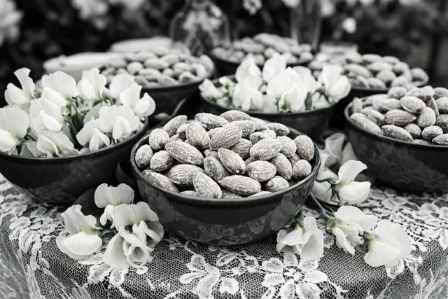 Doopsuiker en bloemen in zwart-wit