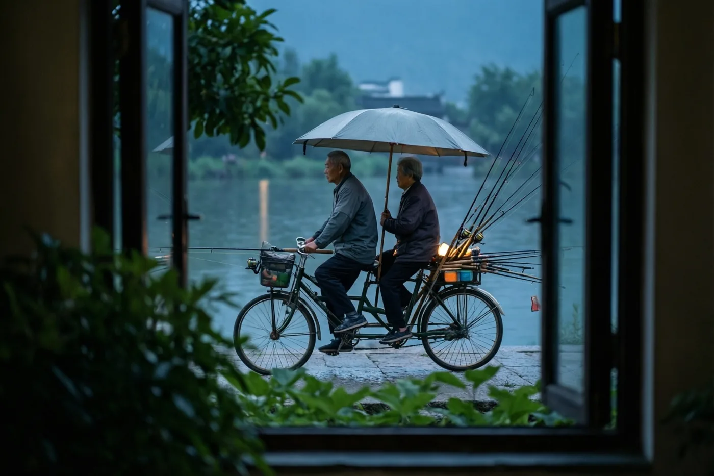Door een raam is een ouder koppel te zien op een tandem beladen met hengels en een parasol, langs rustig water onder een gedempt blauwe lucht.
