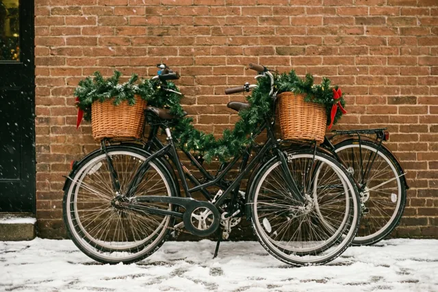 Twee fietsen vol kerstsfeer
