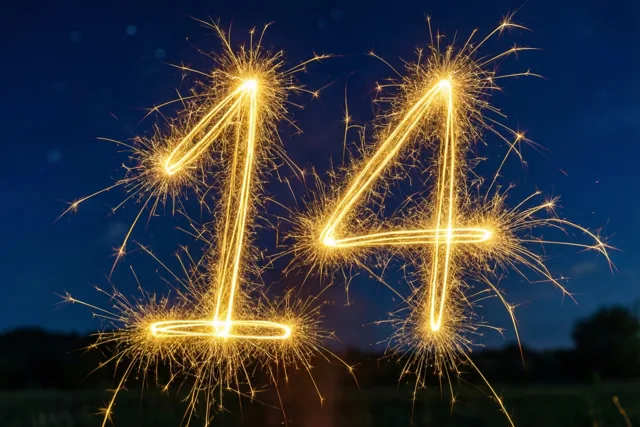 Gouden lichtsporen van sterretjes vormen 14 tegen een diepblauwe nachthemel.