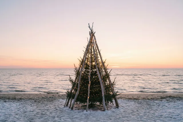 Kerstlicht op het sneeuwstrand