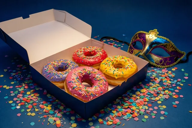 Vier donuts vieren carnaval