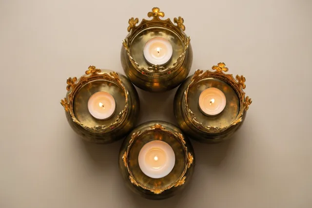 Kaarslicht met een gouden kroon