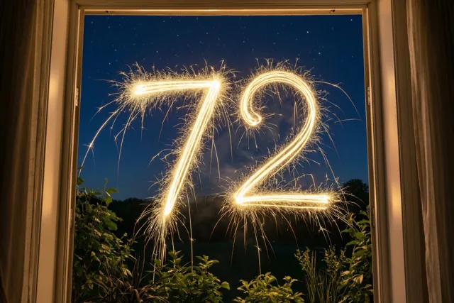 Door een raam met gordijnen zijn gouden vonkensporen in de vorm van 72 tegen een sterrenhemel te zien, met groen eronder.
