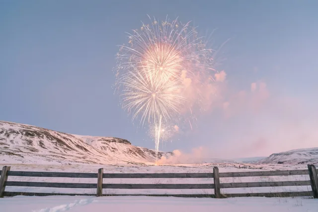 Feestlicht over besneeuwde heuvels