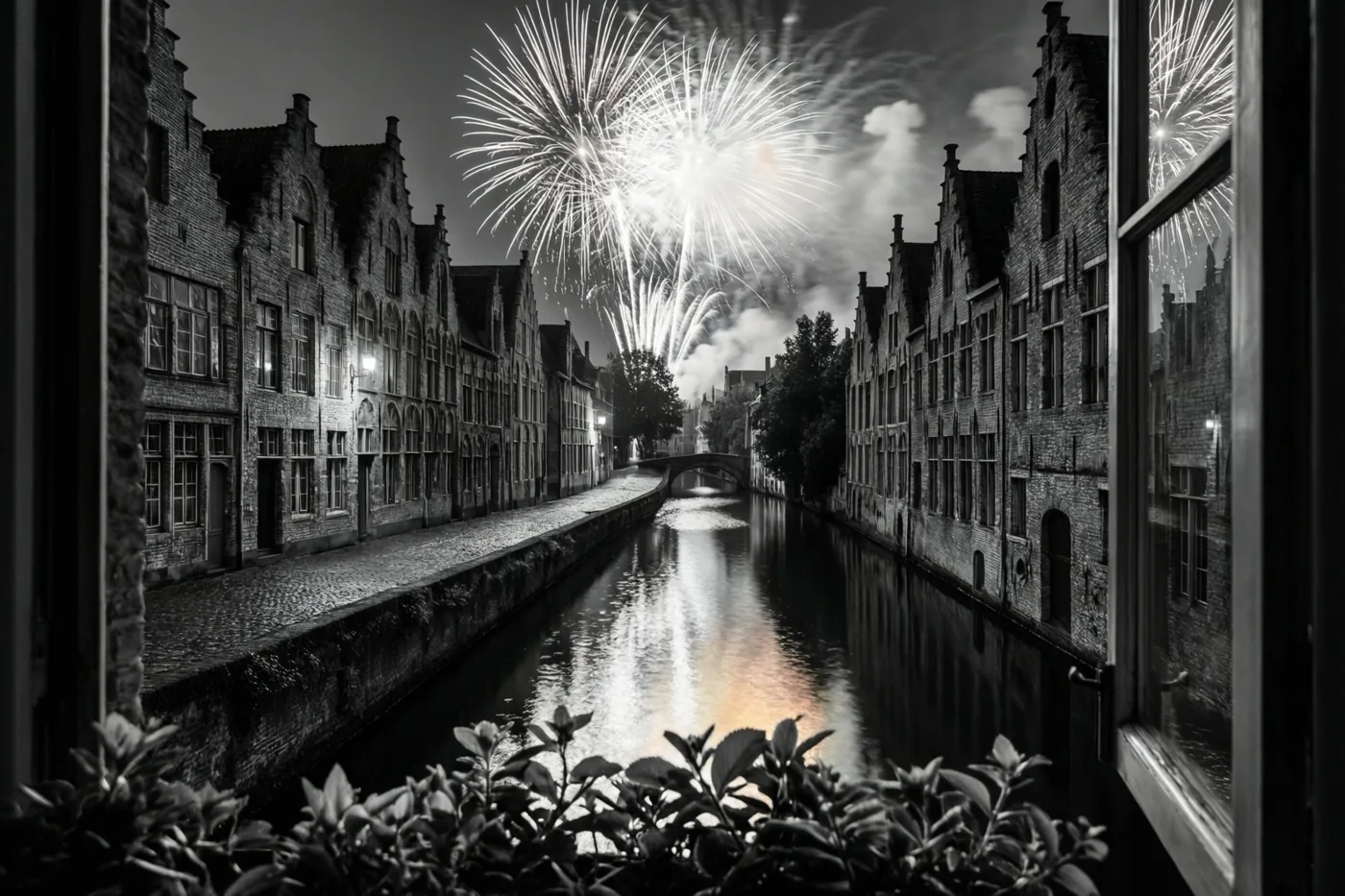 Een zwart-witfoto toont van binnenuit een vaart tussen historische bakstenen gebouwen in een oud Vlaams stadje, met vuurwerk en weerspiegelingen, bladeren vooraan en een raamkozijn rechts.