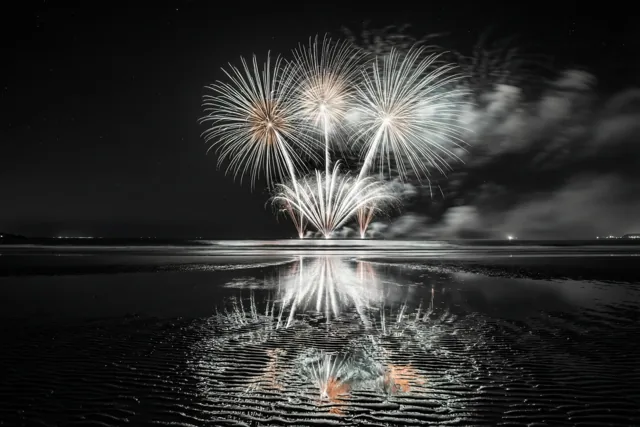Nieuwjaar in zilveren strandlicht