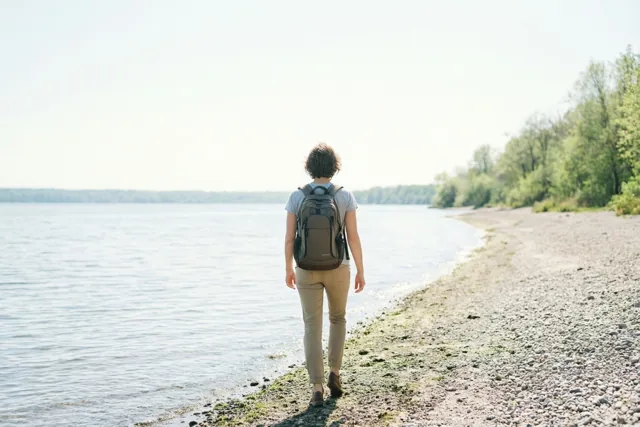 Je weg gaat verder langs water