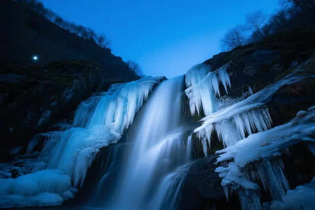 Avond bij de bevroren waterval