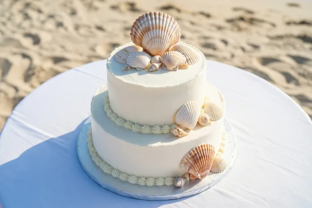 Schelpen op jullie bruidstaart