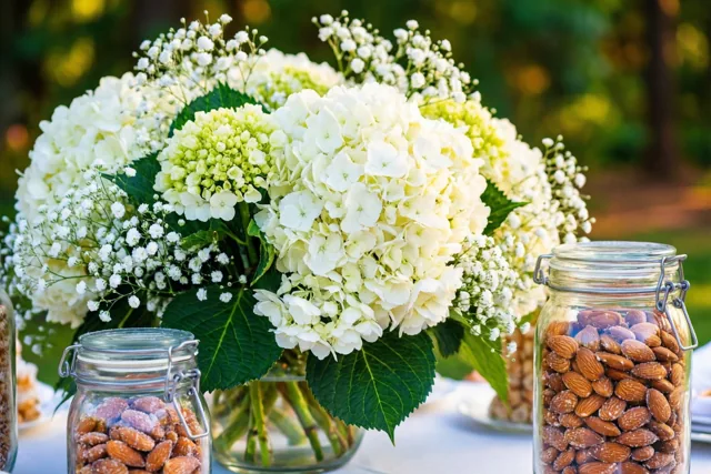 Bloemen op de dooptafel