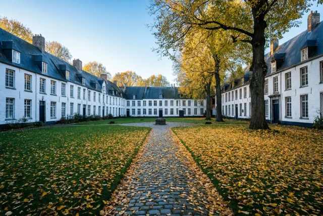 Herfstzon tussen witte huizen