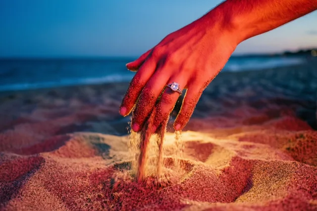 Zand glijdt, jullie liefde blijft
