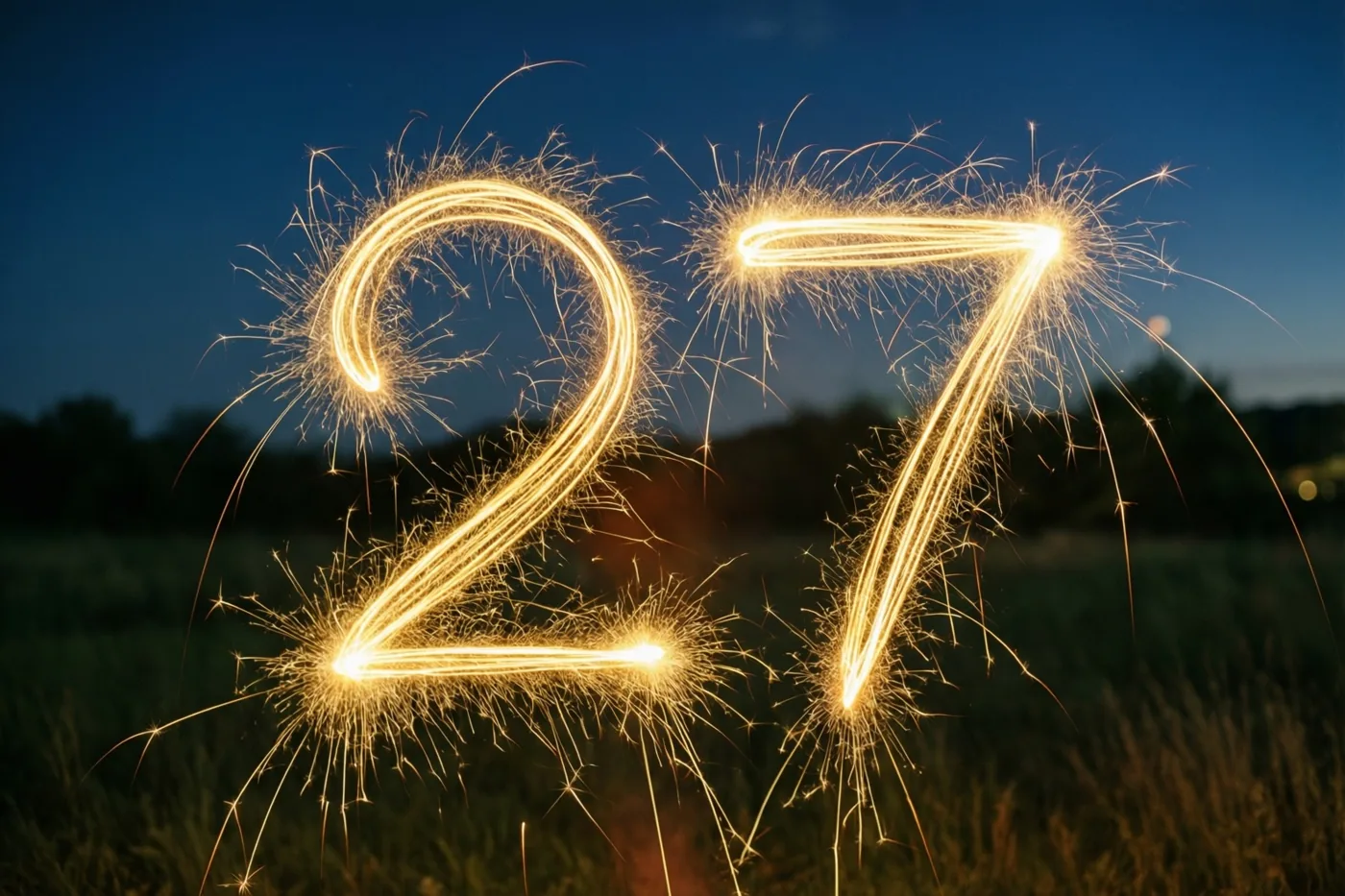 Gouden lichtsporen van sterretjes vormen 27 boven een grasveld onder een diepblauwe nachtelijke hemel.