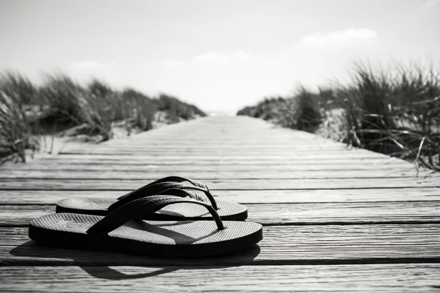 Slippers aan, zorgen uit
