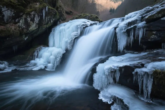 Een waterval in winterrust