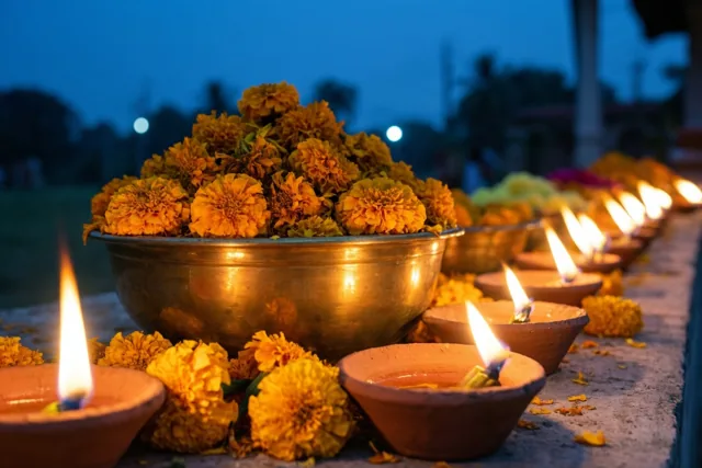 Een schaal bloemen voor Diwali