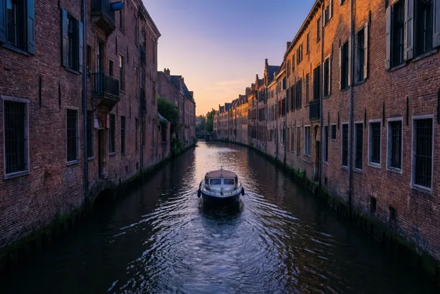 Een klein bootje vaart over een smal kanaal tussen hoge, historische bakstenen gebouwen onder een schemerlucht met gouden en paarse tinten.