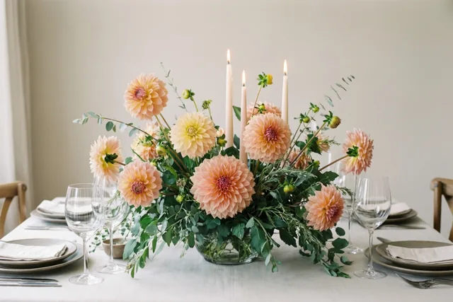 Aan tafel bij de dahlia’s