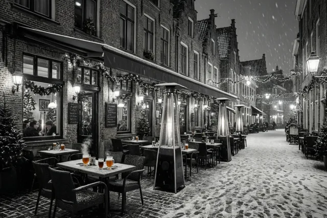 Samen klinken in de sneeuw