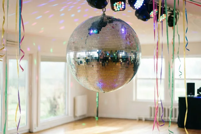 Nieuwjaarsglans onder de discobal