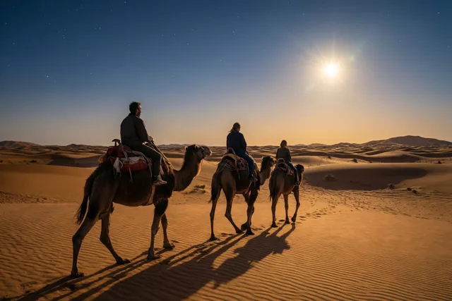 Drie reizigers volgen het licht