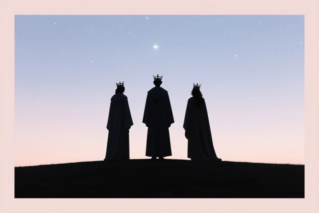 Drie silhouetten met lange gewaden en kronen staan op een heuvel en kijken naar een heldere ster aan een sterrenhemel, binnen een zachtroze rand.