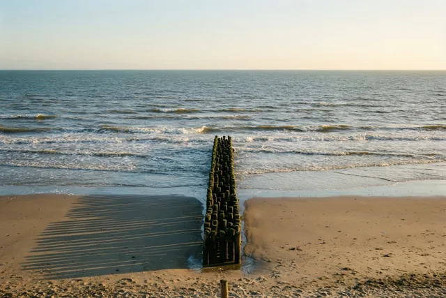Een schaduw op het zand