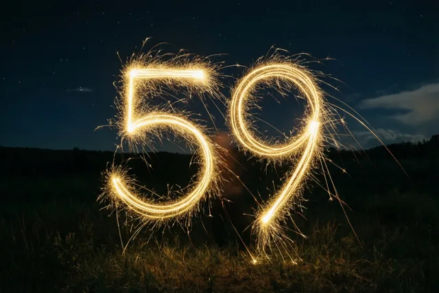 Gouden lichtsporen van sterretjes vormen 59 boven een grasveld onder een donkere sterrenhemel.