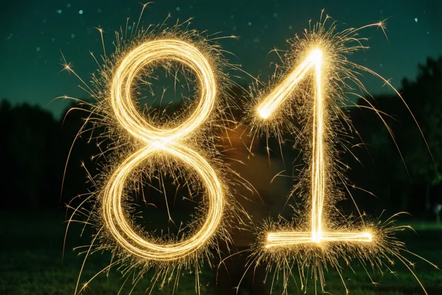 Gouden lichtsporen van sterretjes vormen het getal 81 buiten in het donker, tegen een groenige achtergrond met vage lichtjes.