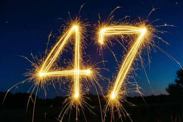 Gouden lichtsporen van sterretjes vormen 47 tegen een donkere nachthemel met zwak zichtbare sterren.