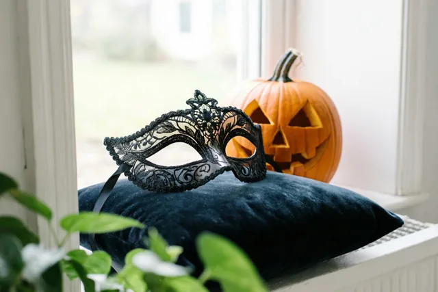 Een gemaskerde halloweengroet