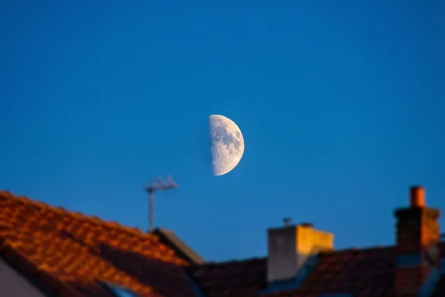 Zacht licht boven de daken