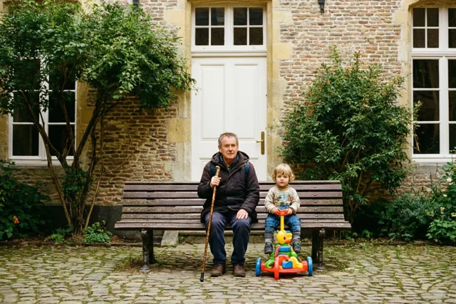 Naast opa op de bank