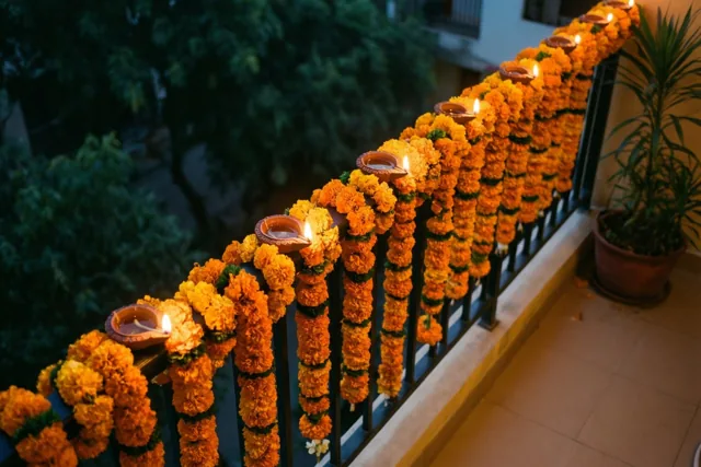 Diwali tussen oranje bloemen