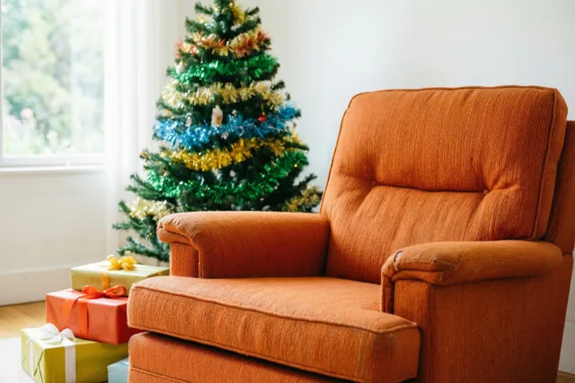 Kerstlicht op een oranje zetel