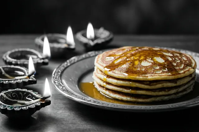 Pannenkoeken bij warm Diwalilicht