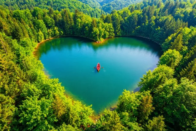 Turquoise water, een rood hart