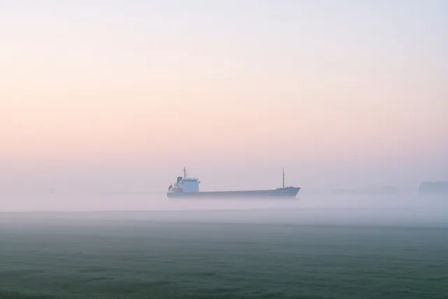 Van ver komt de boot